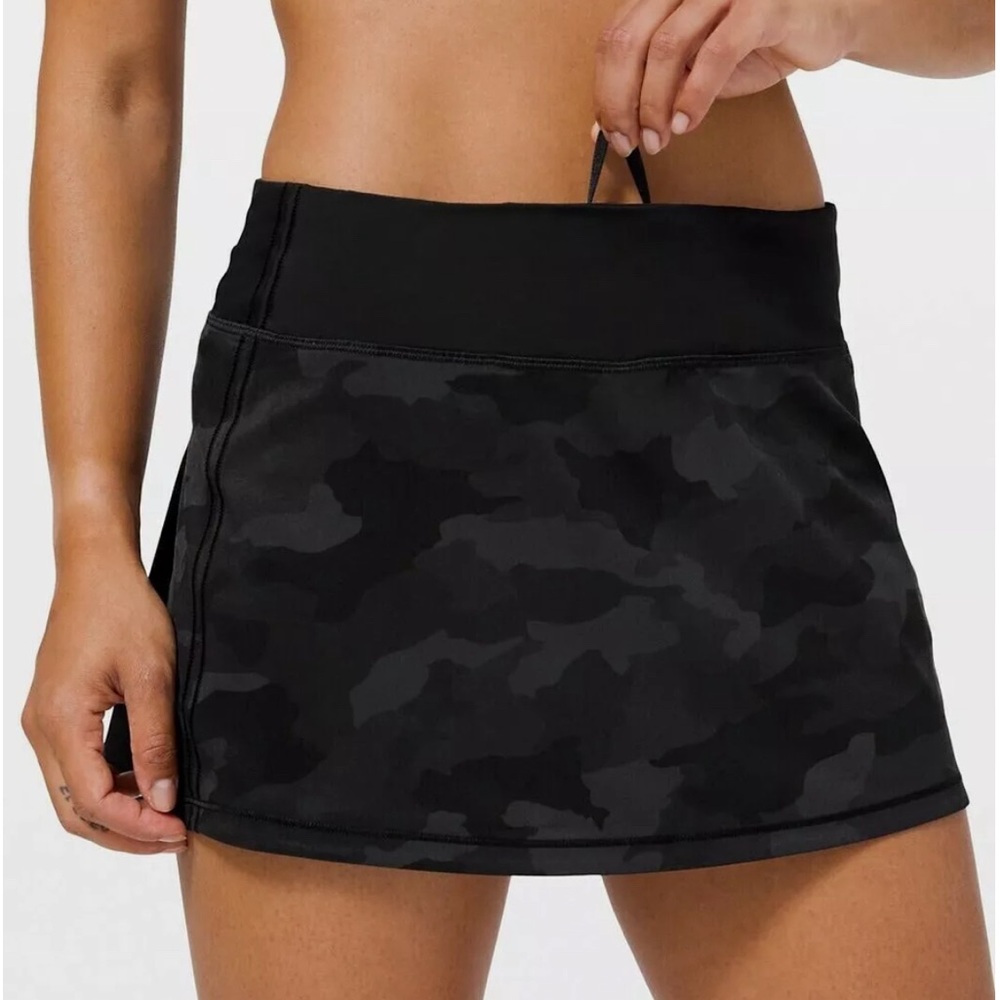 Women’s Black Camo Lululemon Pace Rival Mis-Rise Skirt; size 4